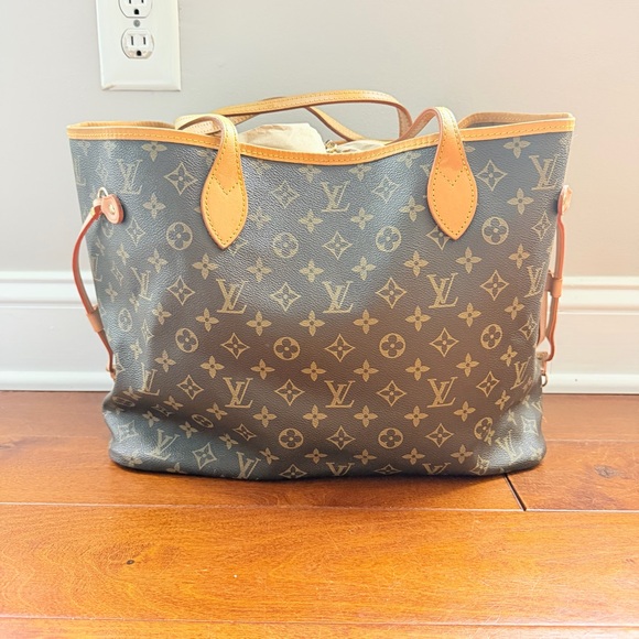 Women’s Tote - Picture 2 of 9